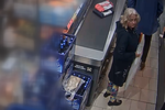 Policisté hledají ženu, která si v Řepích přivlastnila nalezenou peněženku.