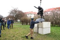 Putin jako skřet utahující plynový kohoutek: Kontroverzního Koněva nahradila v Praze 6 nová socha