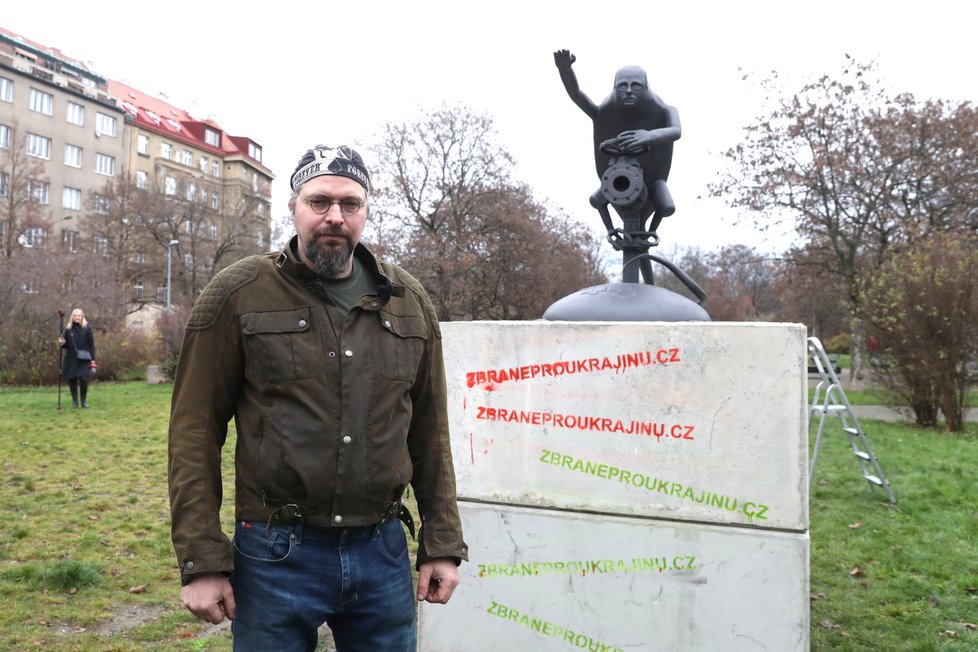 Sochu Koněva v Praze nahradil hajlující skřet s tváří Putina. (5. prosince 2022)