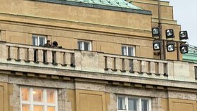 Policisté vyjížděli k nahlášené střelbě na náměstí Jana Palacha v centru Prahy. (21. prosince 2023)
