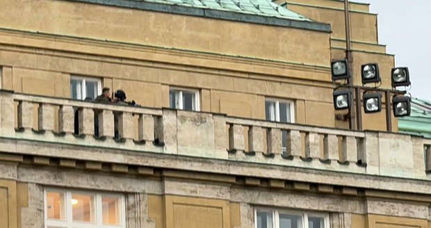 Policisté vyjížděli k nahlášené střelbě na náměstí Jana Palacha v centru Prahy. (21. prosince 2023)