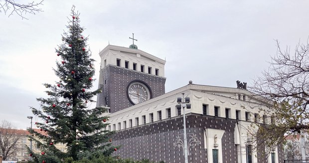 Jaro na náměstí Jiřího z Poděbrad.