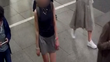 Chtěl si na eskalátorech vyfotit intimní partie mladé dívky?! Hledaný muž se policii sám přihlásil