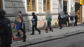 Osm opilých cizinců napadlo v Praze taxikáře, pak ho okradli! Nechtěl jich svézt tolik, došla si pro ně policie
