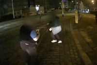Řidič tramvaje praštil agresivního cestujícího do ruky kovovou tyčí. Policie: Byla to nutná obrana!