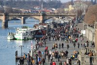 Statisíce lidí bez trvalého bydliště: Praha přichází o 7,5 miliardy na daních, říká náměstek