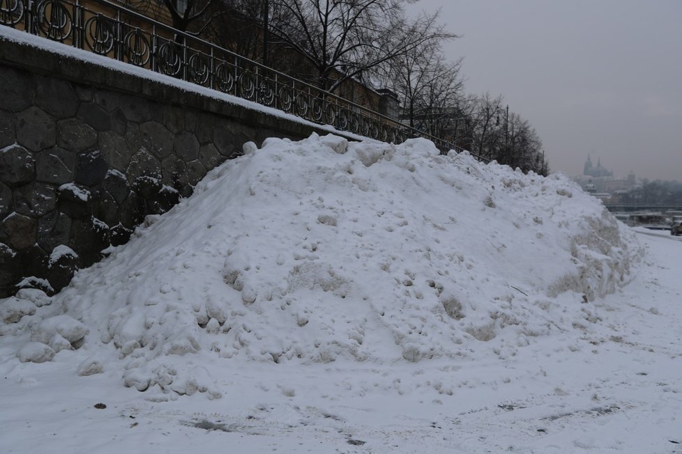 Hromada sněhu na pražské náplavce u Dvořákova nábřeží, kterou tam svezla Technická správa komunikací z náměstí v centru (16. února 2021).