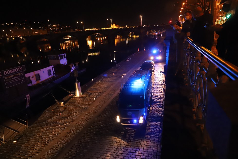 Na náplavce se 30. března 2021 večer popíjelo, dav rozháněli strážníci i policisté.