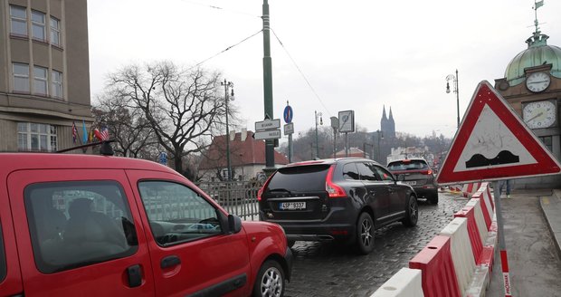 Auta začala kvůli opravám Rašínova nábřeží jezdit přímo po náplavce. (15. února 2022)