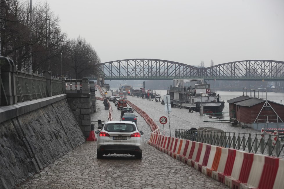 Auta začala kvůli opravám Rašínova nábřeží jezdit přímo po náplavce. (15. února 2022)