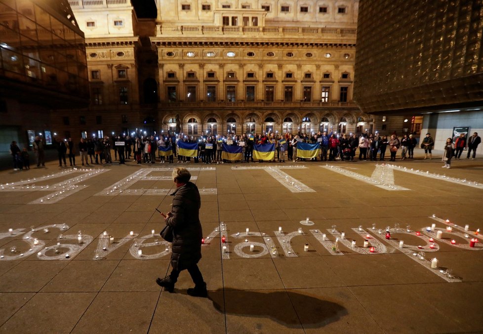 U Národního divadla v Praze se 22. března rozsvítil obří nápis &#34;děti&#34;.