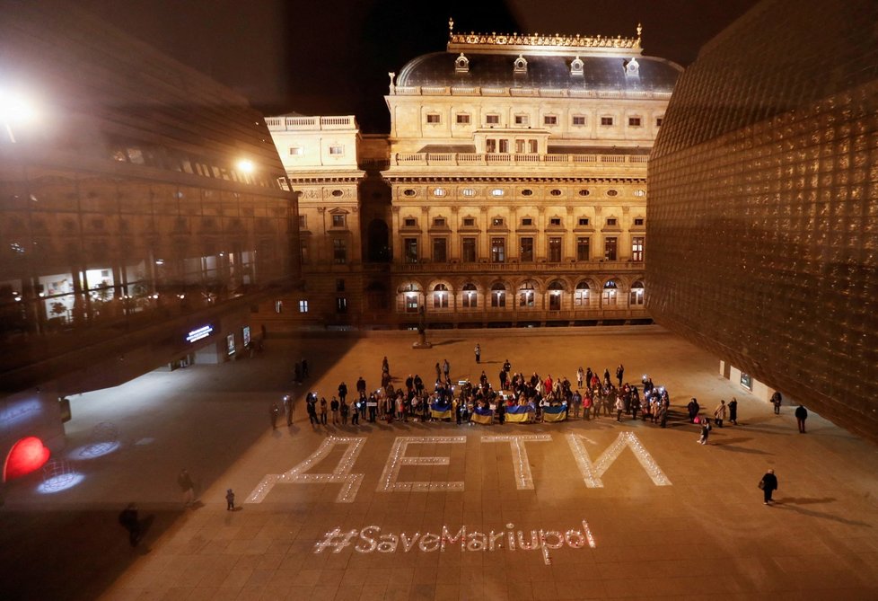 U Národního divadla v Praze se 22. března rozsvítil obří nápis &#34;děti&#34;.