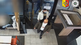 Podlá krádež v centru Prahy: Muž večeřel, gauneři mu přímo pod nosem sebrali notebook i peněženku