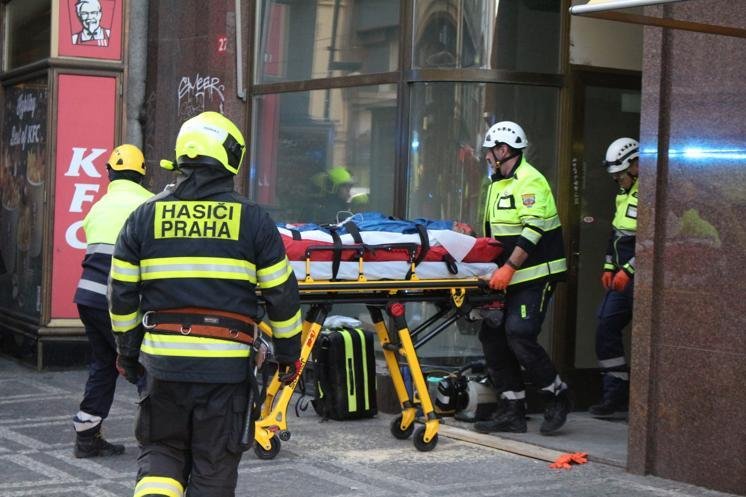 Muž spadl do světlíku v Sokolské ulici, vytáhli ho hasiči (ilustrační foto).