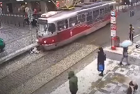 Šílené záběry z nehody v centru Prahy: Dívka (15) vstoupila tramvaji přímo do cesty, ta ji odmrštila!