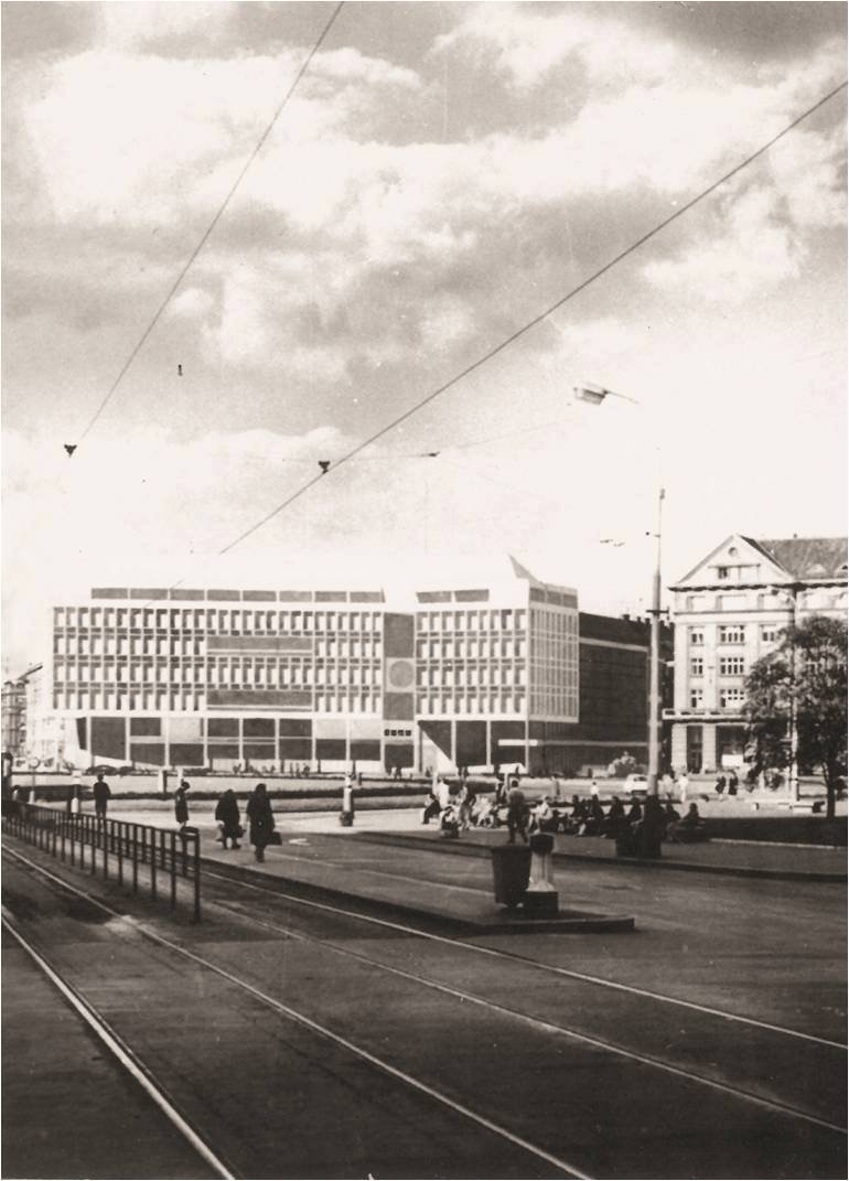 Poliklinika na Vítězném náměstí z šedesátých let od Josefa Havlíčka a Zdeňka Vávry