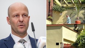 Detektivové prohledávají dům Petra Hlubučka. (15. června 2022)