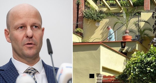 Detektivové prohledávají dům Petra Hlubučka. (15. června 2022)