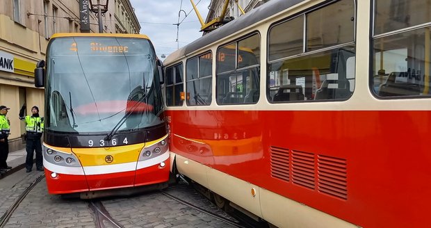 Cestující, pozor! Omezení na Andělu, na křižovatce se srazily dvě tramvaje