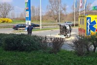 Děsivá nehoda u benzinky v Praze 7: Auto po střetu skončilo na boku