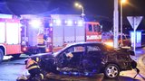 Děsivá noční nehoda v Praze: Řidič auto napasoval pod tramvaj