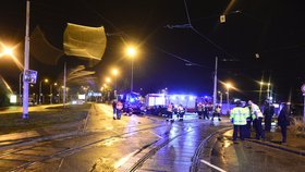 Po děsivé nehodě v Praze museli řidiče vystříhávat - jel příliš rychle?
