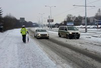 Řidič přehlédl dva chodce na přechodu. Jeden je ve vážném stavu