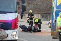 Hrozivá nehoda v Holešovicích: Motorkář se střetl s autem, s mnohačetnými zraněními skončil v nemocnici