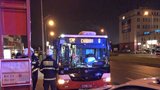 Hrozivá nehoda v Malešicích: Muž zůstal zaklíněný pod autobusem přímo u zastávky, má vážná zranění