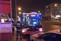 Hrozivá nehoda v Malešicích: Muž zůstal zaklíněný pod autobusem přímo u zastávky, má vážná zranění