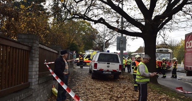 Nehoda tramvaje s nákladním automobilem zastavila dopravu v Bělohorské ulici. Zřejmě nebyl nikdo zraněn.