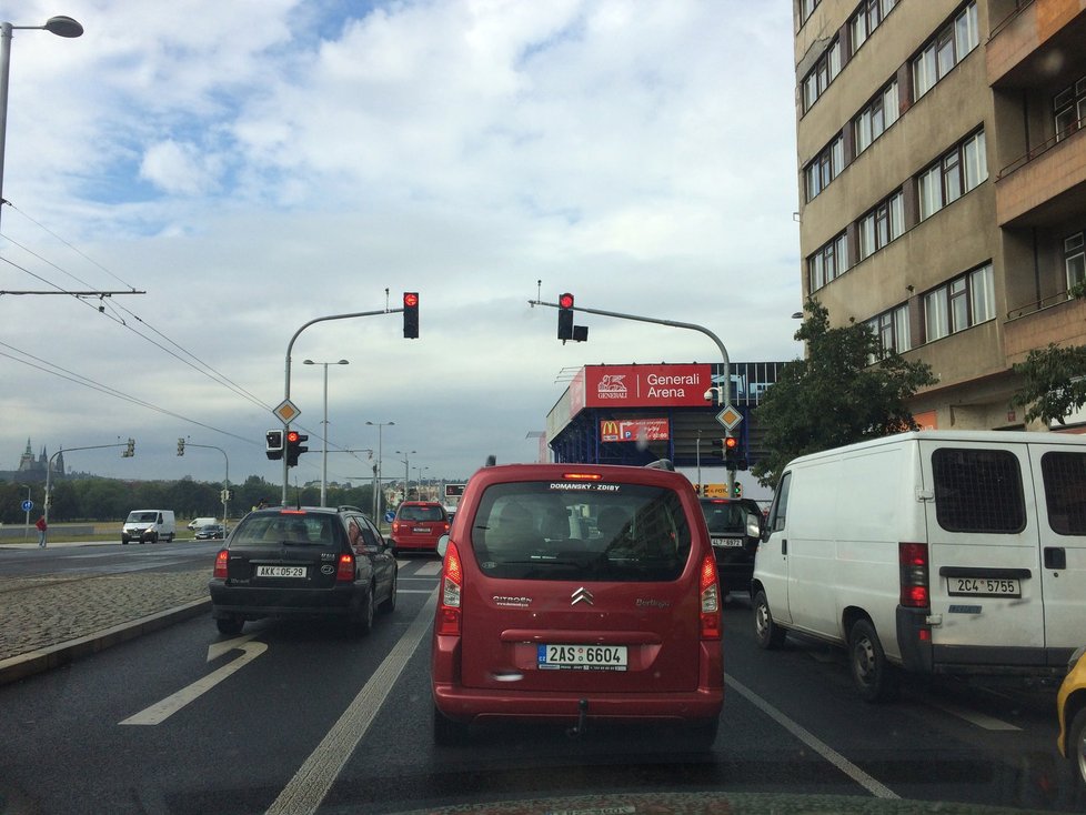 Kolony na povrchu po uzavření Blanky kvůli nehod kamionu v Troji.