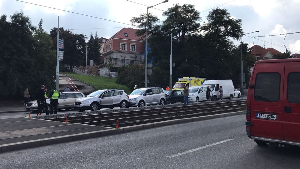 Nehoda v Bělohorské ulici