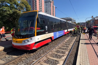 Tramvaj u strašnického krematoria srazila chodce! Skončil v umělém spánku