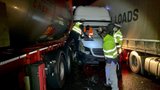 Kuriózní nehoda na D10: Řidič zůstal uvězněný v dodávce mezi dvěma kamiony, policisté rozbili čelní sklo