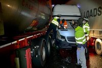 Kuriózní nehoda na D10: Řidič zůstal uvězněný v dodávce mezi dvěma kamiony, policisté rozbili čelní sklo
