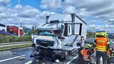 Vážná nehoda blokovala D11 v Praze: Srazily se dva náklaďáky, pro řidiče letěl vrtulník!