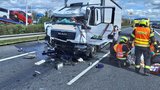 Vážná nehoda blokovala D11 v Praze: Srazily se dva náklaďáky, pro řidiče letěl vrtulník!