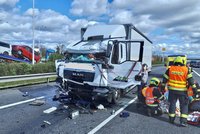 Vážná nehoda blokovala D11 v Praze: Srazily se dva náklaďáky, pro řidiče letěl vrtulník!