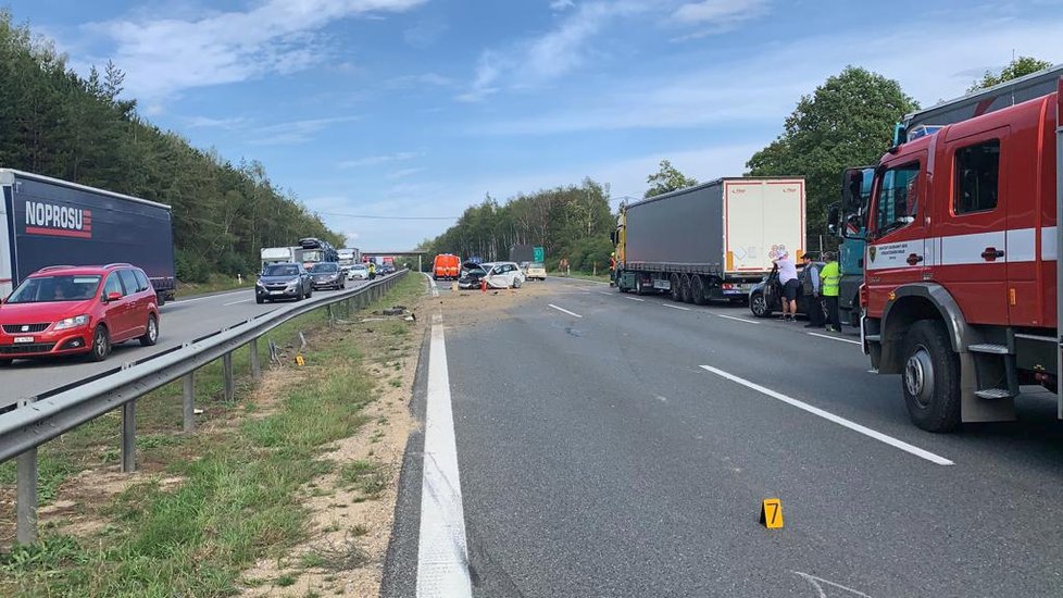Hromadná nehoda uzavřela dálnici D5, 11. září 2019.