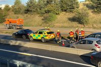 Kolony na D5 na Prahu: Vážná nehoda dvou aut zastavila dálnici