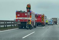 Potíže na výjezdu z Prahy: Řidič dodávky na D8 nedobrzdil do kolony, narazil do náklaďáku
