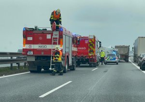 Nehoda na D8 směrem na Ústí nad Labem. (15. dubna 2021)