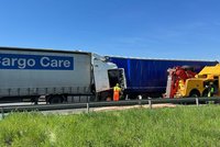Vážná nehoda uzavřela D1 před Prahou: Kamion sešrotoval kabinu o náklaďák před sebou!