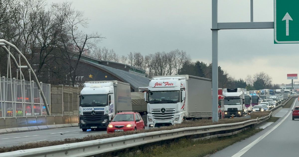 La D1 a Brno no circula en Benešovsko, chocaron tres coches