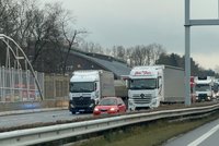 Řidiči, pozor! D1 na Brno je na Benešovsku neprůjezdná, srazila se tři auta
