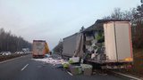 Zavřená D5 z Prahy na Plzeň! U Berouna se srazily kamiony, na silnici je rozsypaný náklad