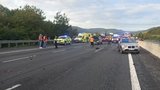 Zavřená D5 na Prahu! Srazilo se pět aut a dodávka, řidič narazil do kolony