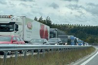 Komplikace na D1: Provoz u Prahy směrem na Brno brzdí hromadná nehoda pěti aut
