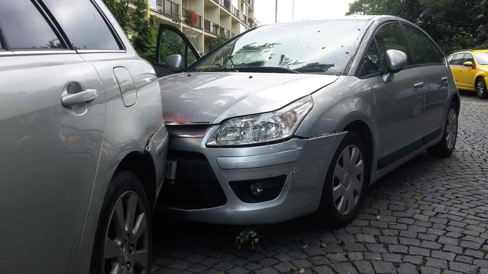 Matce ujel automobil s dětmi, který následně narazil do dalších vozidel.